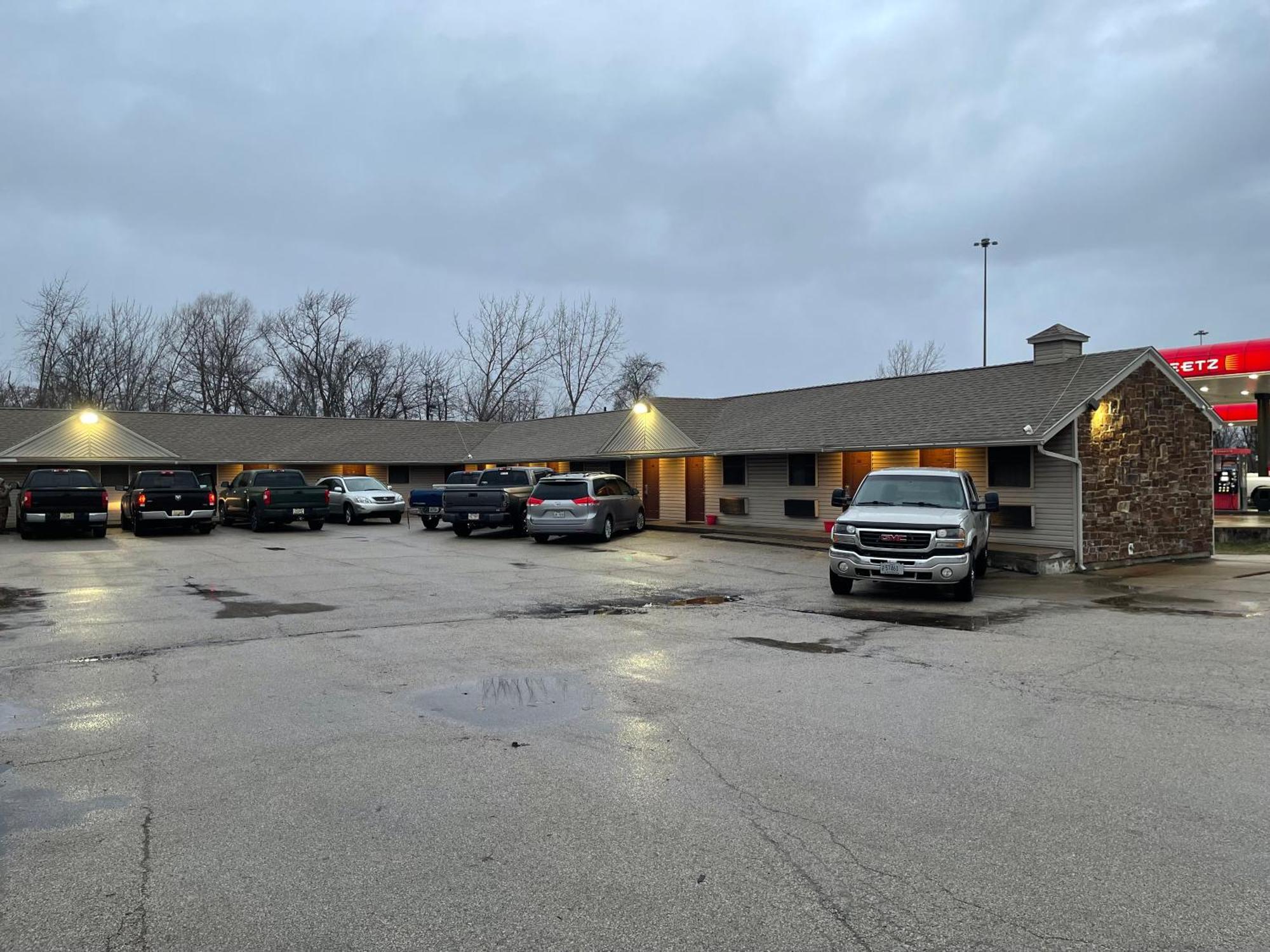 Economy Inn & Suites Ashtabula Exterior photo