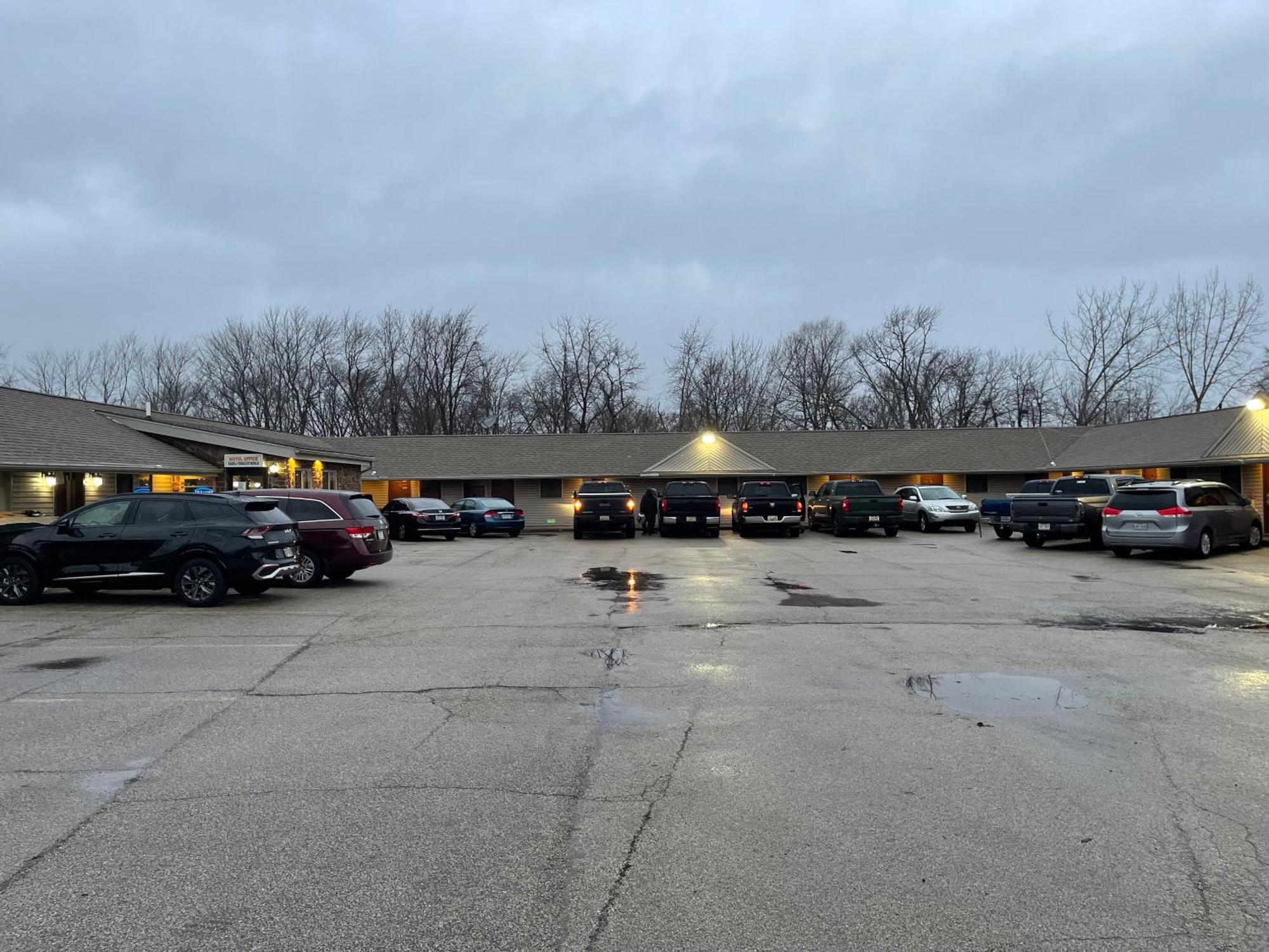 Economy Inn & Suites Ashtabula Exterior photo