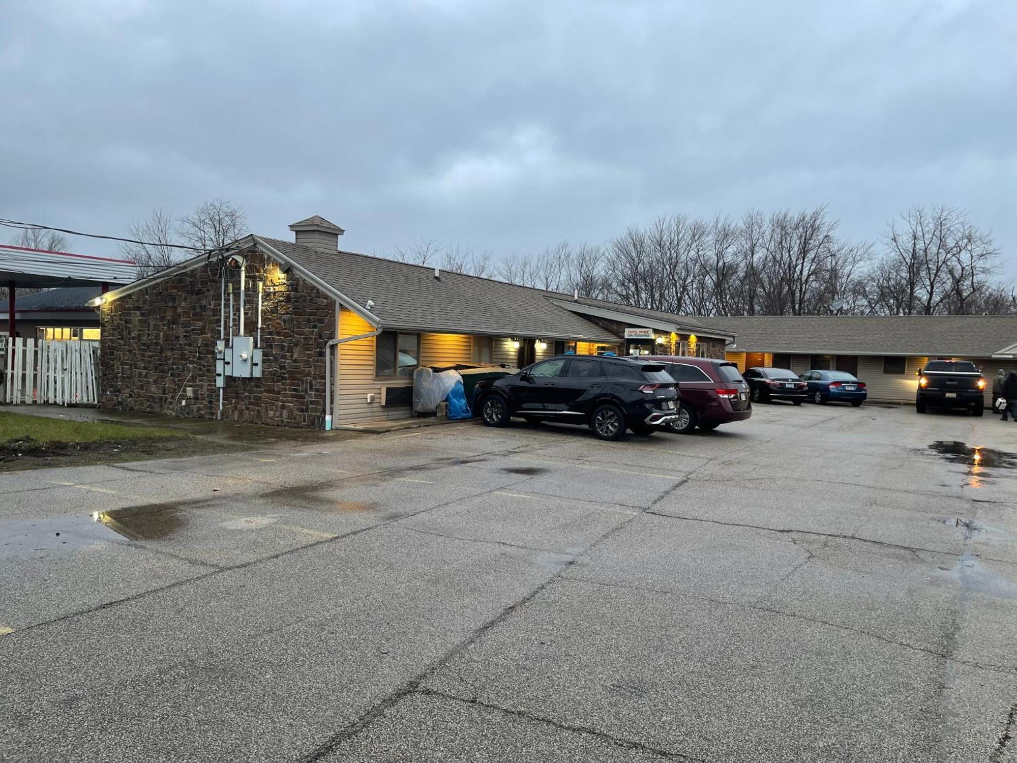 Economy Inn & Suites Ashtabula Exterior photo