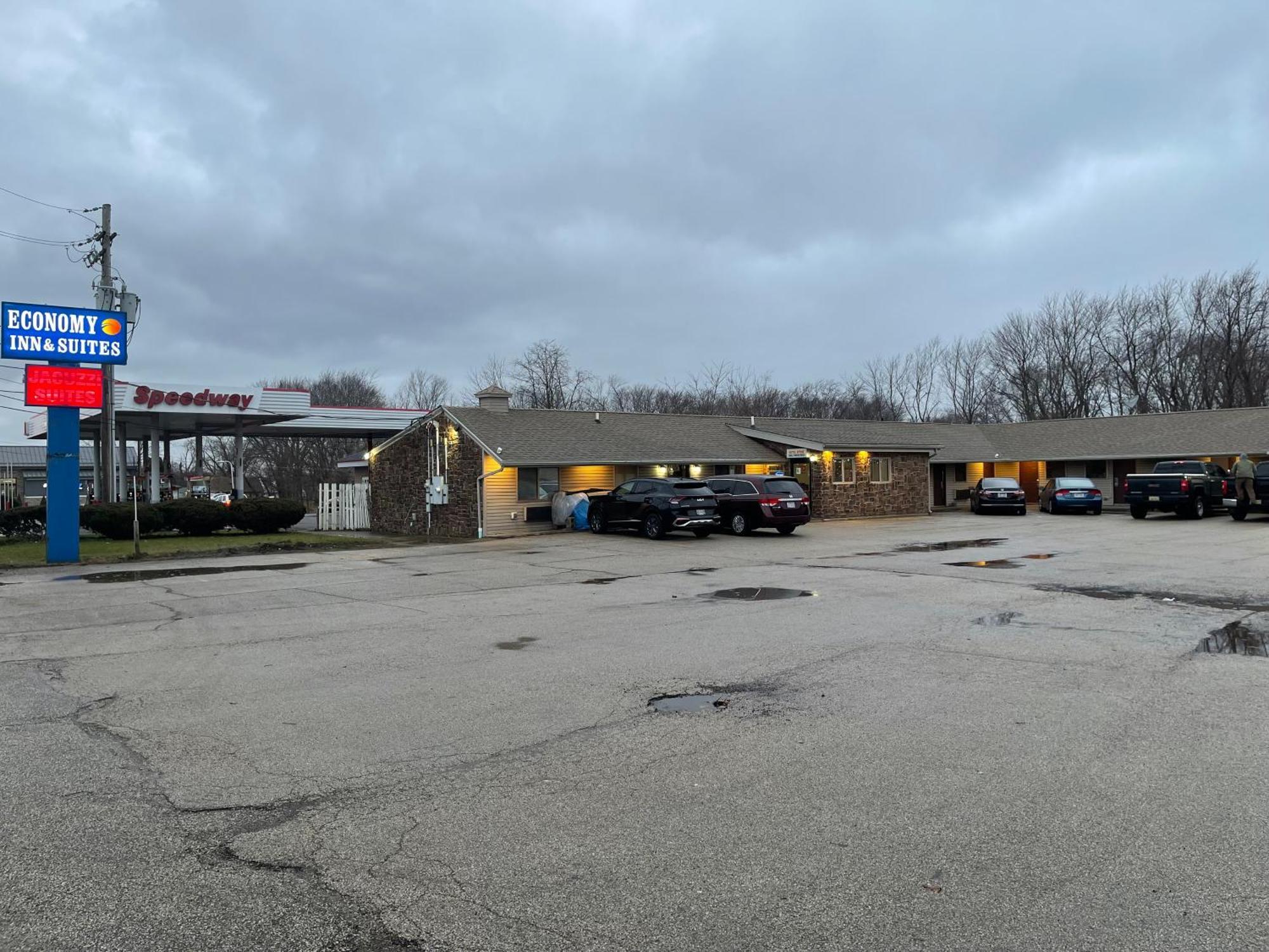 Economy Inn & Suites Ashtabula Exterior photo