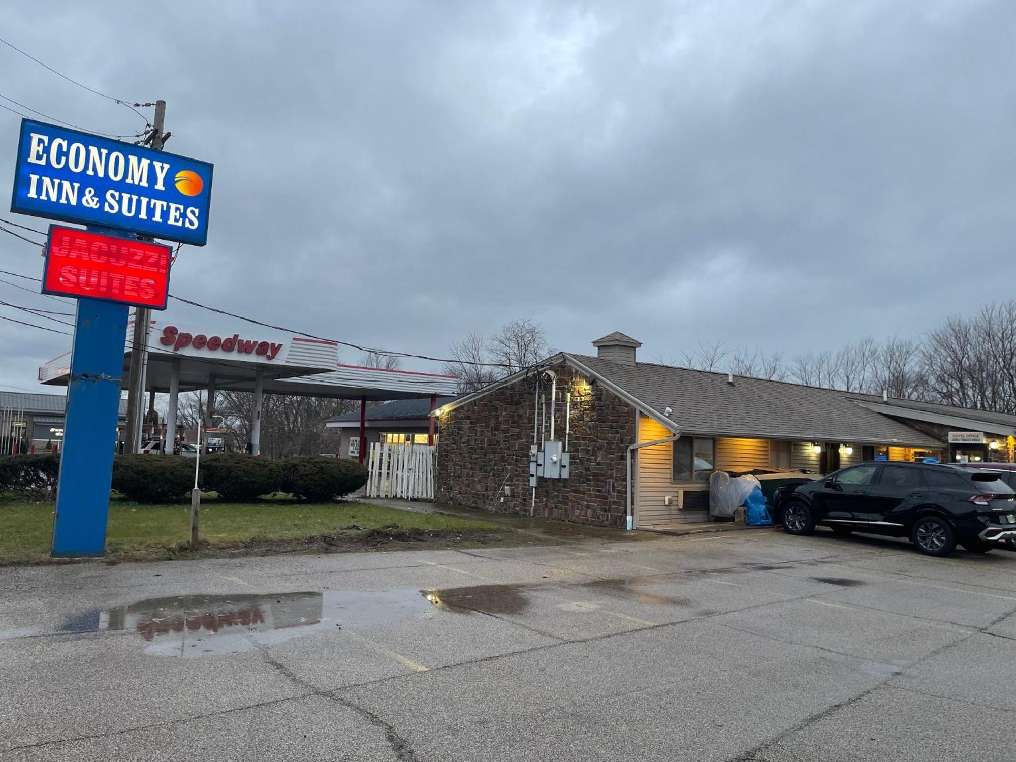 Economy Inn & Suites Ashtabula Exterior photo