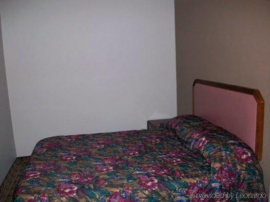 Economy Inn & Suites Ashtabula Room photo